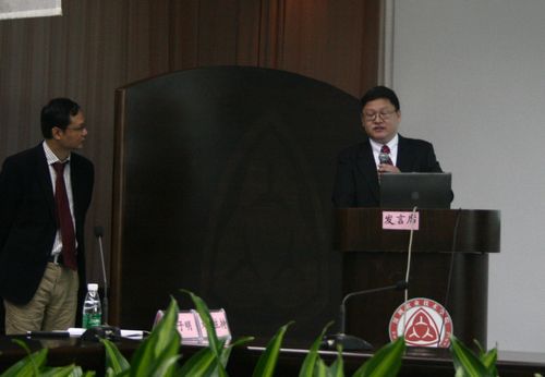 2013年电动汽车及智能电网国际学术研讨会在深圳召开 (左)新西兰梅西大学博士戚子明教授(右)国立台湾科技大学陈亮光教授