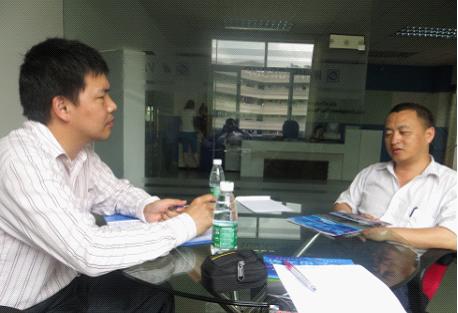 右:深圳市威富通讯技术有限公司吕维镇主任与我会秘书处陈会军交谈中