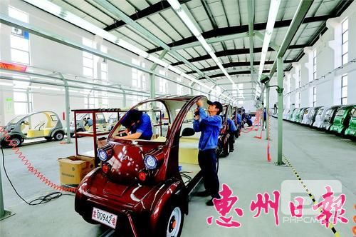 近年来惠州新能源汽车产业发展迅速。这是龙门红新能源汽车生产车间。 本报记者黄俊琦 摄
